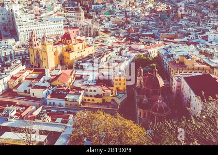 Das historische Zentrum von Guanajuato City. Farbenfrohe Wohnungen in Hanglage. Guanajuato State, Mexiko. Stockfoto