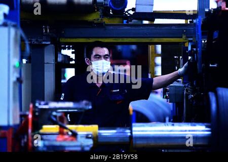 Ein chinesischer Arbeiter fertigt Gummireifen im Werk der Sailun Group Co., Ltd. In Qingdao City, der ostchinesischen Provinz Shandong, am 24. Februar 20 Stockfoto