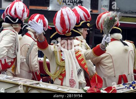 Köln, Deutschland. Februar 2020. Der Erzbischof von Berlin, Heiner Koch, winkt den Zuschauern während der Rosenmontagsprozession. Credit: Roberto Pfeil / dpa / Alamy Live News Stockfoto