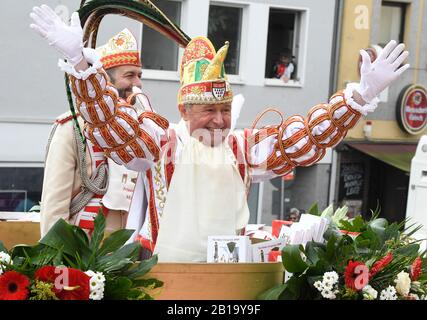 Köln, Deutschland. Februar 2020. Karnevalsfürst Christian II. Winkt den Menschen während des Rosenmontagszugs. Credit: Roberto Pfeil / dpa / Alamy Live News Stockfoto