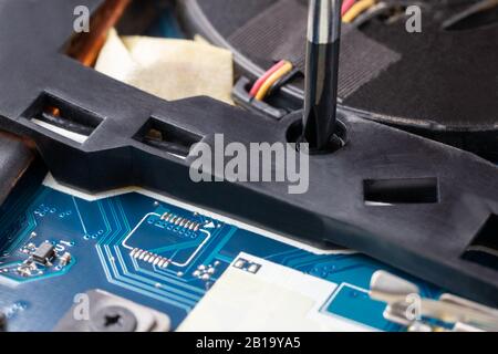 Demontage eines Laptops zur Reparatur und Reinigung. Wartung des Computergerätkonzepts. Stockfoto