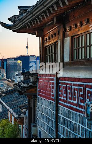 Seoul, Südkorea - 23. FEBRUAR 2020: Normalerweise voller Touristen, ist Bukchon Hanok Village ruhig, da weniger Menschen aufgrund von Coronavirus ausreisen. Stockfoto