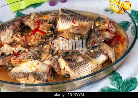 Gebackene Fische mit Zwiebel und Pfeffer werden in Mosambik serviert Stockfoto