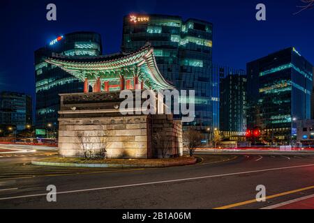 Seoul, Südkorea - 23. FEBRUAR 2020: Alte Architektur setzt gegen die Backgrop aus Glas und Stahl, eines der großen Charms des modernen Korea. Stockfoto