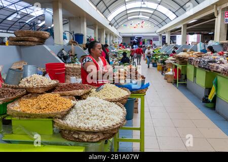 Cuenca, ECUADOR - 11. FEBRUAR 2020: Traditioneller ecuadorianischer Lebensmittelmarkt, der landwirtschaftliche Produkte und andere Lebensmittel in Cuenca, Ecuador, Süd A verkauft Stockfoto