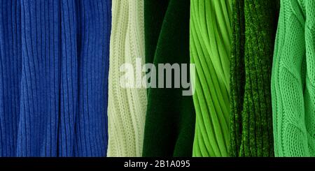 Beste warme grüne Farben passend für klassisches Blau. Modefarbentrends für das Jahr 2020. Strickkleidung Stoffmuster. Stockfoto