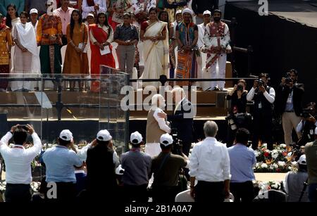 Ahmedabad, Indien. Februar 2020. US-Präsident Donald Trump und der indische Premierminister Narendra Modi schütteln am Motera Stadium in Ahmedabad, Indien, 24. Februar 2020 die Hände. Trump kam am Montag im indischen Weststaat Gujarat zu einem zweitägigen Staatsbesuch in dem Land an. Kredit: Str/Xinhua/Alamy Live News Stockfoto