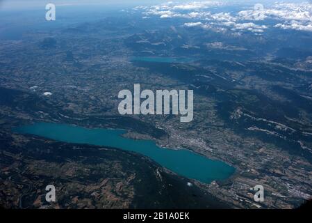 Luftblick auf Aix-les-Bains, eine Thermalkurstadt am Le lac du Bourget (Lake Bourget) in der Savoie, Ostfrankreich. In der Ferne liegt Lac d'Annecy (Lak Stockfoto