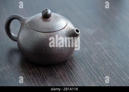 Alte lila yixing chinesische Teekanne Yuan zhu Typ für Teezeremonie oder Gong Fu Cha oder Kung Fu Tee zum Brühen von Oolong, rot grün weiß yello Shou Stockfoto