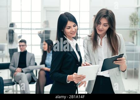 Zwei Geschäftsfrauen diskutieren Geschäftsunterlagen im Büro Stockfoto