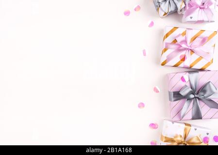 Set mit Geschenkschachteln mit Schleifen und Konfetti auf weißem Hintergrund. Stockfoto