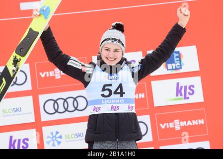 Nika Kriznar aus Slowenien feiert beim Fis-Skispringen-Weltcup Ljubno 2020 am 23. Februar 2020 im slowenischen Ljubno ihren dritten Platz. (Foto von Rok Rakun/Pacific Press/Sipa USA) Stockfoto