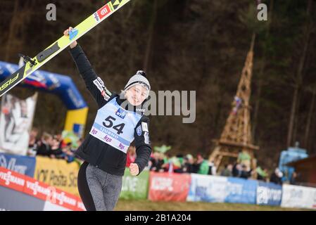 Nika Kriznar aus Slowenien feiert beim Fis-Skispringen-Weltcup Ljubno 2020 am 23. Februar 2020 im slowenischen Ljubno ihren dritten Platz. (Foto von Rok Rakun/Pacific Press/Sipa USA) Stockfoto