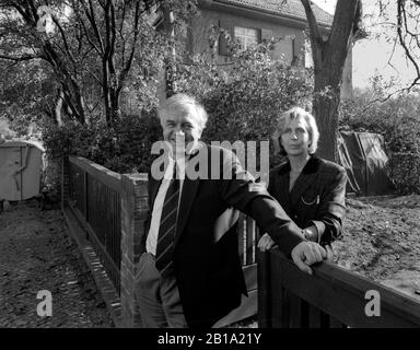 01. Januar 1990, Berlin, Potsdam: Ehepaar Ingrid und Manfred Stolpe 1990 vor ihrem Haus in Potsdam. Genaues Aufnahmedatum nicht bekannt. Foto: Paul Glaser / dpa-Zentralbild / ZB Stockfoto