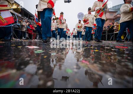 Mainz, Deutschland. Februar 2020. Guardsmen müssen durch eine Pfütze Wasser. Die 69. Ausgabe der Rosenmontagsprozession seit dem Zweiten Weltkrieg hat das Motto "Humor ist Meenzer Lebensweise, gepaart mit Herz und Toleranz. Kredit: Andreas Arnold / dpa / Alamy Live News Stockfoto