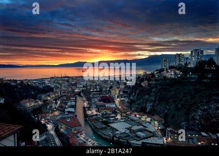 Rijeka, Kroatien. Abendblick über den Kvarner Golf, Wolkenkratzer im Kozala-Viertel und einen Teil des alten (hauptsächlich verlassenen) Industrieviertels der Stadt. Stockfoto