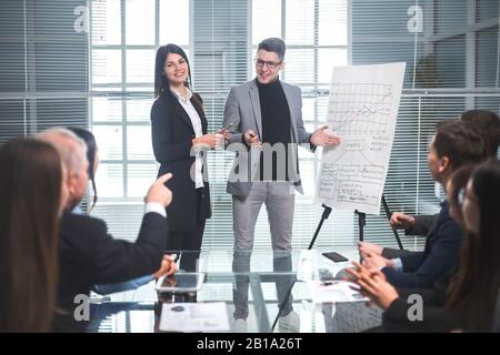 Arbeitsgruppe, die ein neues Projekt im Konferenzraum diskutiert Stockfoto
