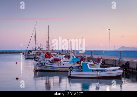 Sitia, Crete - 23. Januar 2020: Boote im Hafen der Stadt Sitia, Crete. Stockfoto