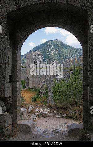 Blick auf den östlichen vorhang und die zerklüfteten Wände des Château de Puilaurens, vom Eingang zum Bergfried, Aude, Occitanie, Frankreich Stockfoto