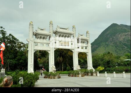 Ornamental Gate, Tian Tan Buddha, Ngong Ping, Hongkong Stockfoto