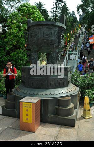 Riesige gusseiserne Urne am Fuß der Treppe, die zum Tian Tan Buddha, Ngong Ping, Lantau Island, Hongkong, China führt Stockfoto