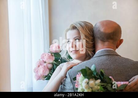 Bis zu schließen. happy Vater seine Tochter umarmen, die Braut Stockfoto