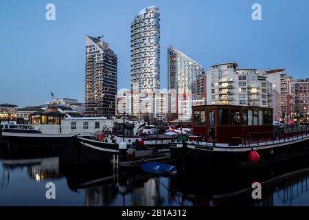 Poplar Dock Marina, Canary Wharf, in der blauen Stunde, ein ruhiger Blick auf London, England Stockfoto