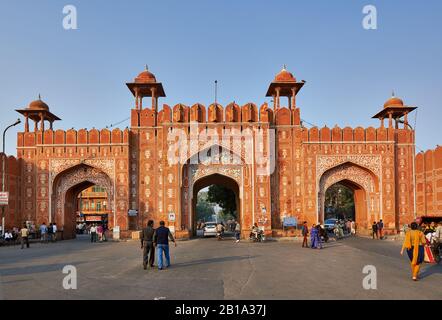 Ajmeri Gate, eines von sieben Stadttoren von Jaipur, Rajasthan, Indien Stockfoto
