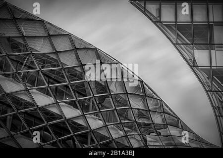 Malmö, SCHWEDEN - 09. FEBRUAR 2020: Der geschwungene Glaseingang zum Einkaufszentrum Emporia im neuen Bezirk Hyllie in Malmö in Schweden. Stockfoto