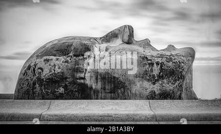 Malmö, SCHWEDEN - 09. FEBRUAR 2020: Ein riesiges menschliches Gesicht, das nach oben blickt, befindet sich im neuen Hyllie-Bezirk Malmö in Schweden. Stockfoto