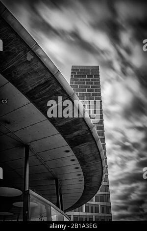 Malmö, SCHWEDEN - 09. FEBRUAR 2020: Einige der futuristischen modernen Architektur, die sich im neuen Hyllie-Viertel Malmö in Schweden befindet. Stockfoto