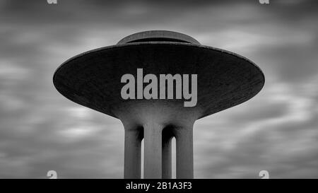 Malmö, SCHWEDEN - 09. FEBRUAR 2020: Der Wasserturm befindet sich im neuen Hyllie-Bezirk Malmö in Schweden. Stockfoto