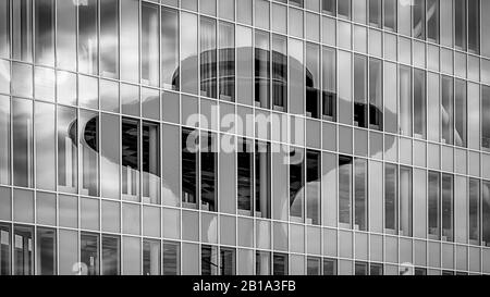 Malmö, SCHWEDEN - 09. FEBRUAR 2020: Der Wasserturm im neuen Bezirk Hyllie in Schweden spiegelt sich in einem nahe gelegenen Gebäude wider. Stockfoto