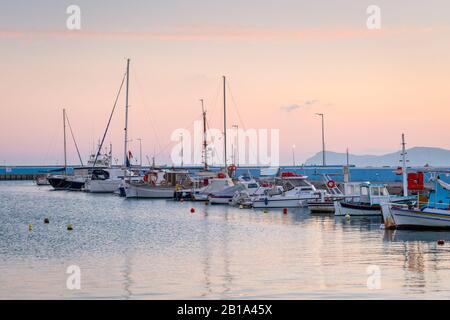 Sitia, Crete - 23. Januar 2020: Boote im Hafen der Stadt Sitia, Crete. Stockfoto