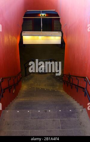 Treppe zum U-Bahn-Tunnel an einer Station Stockfoto