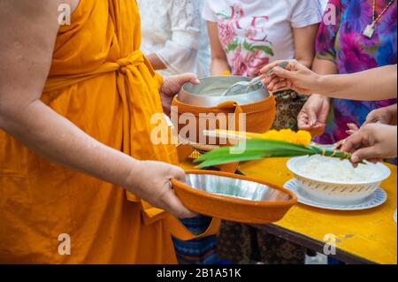 Almosen rund Um Die gelben Roben der Mönch gehen auf Almosen rund als buddhistische Aktivität. Stockfoto
