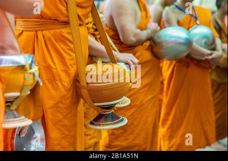 Almosen rund Um Die gelben Roben der Mönch gehen auf Almosen rund als buddhistische Aktivität. Stockfoto