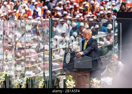 Ahmedabad, Indien. Februar 2020. US-Präsident Donald Trump gibt Bemerkungen zur Namaste Trump Rally ab, die der indische Premierminister Narendra Modi im Motera Stadium am 24. Februar 2020 in Ahmedabad, Gujarat, Indien, veranstaltet. Kredit: Shealah Craighead/White House Foto/Alamy Live News Stockfoto