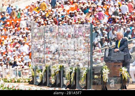 Ahmedabad, Indien. Februar 2020. US-Präsident Donald Trump gibt Bemerkungen zur Namaste Trump Rally ab, die der indische Premierminister Narendra Modi im Motera Stadium am 24. Februar 2020 in Ahmedabad, Gujarat, Indien, veranstaltet. Kredit: Shealah Craighead/White House Foto/Alamy Live News Stockfoto