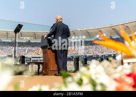 Ahmedabad, Indien. Februar 2020. US-Präsident Donald Trump gibt Bemerkungen zur Namaste Trump Rally ab, die der indische Premierminister Narendra Modi im Motera Stadium am 24. Februar 2020 in Ahmedabad, Gujarat, Indien, veranstaltet. Kredit: Shealah Craighead/White House Foto/Alamy Live News Stockfoto