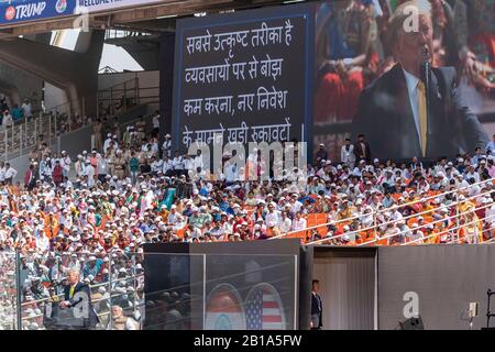 Ahmedabad, Indien. Februar 2020. US-Präsident Donald Trump gibt Bemerkungen zur Namaste Trump Rally ab, die der indische Premierminister Narendra Modi im Motera Stadium am 24. Februar 2020 in Ahmedabad, Gujarat, Indien, veranstaltet. Kredit: Shealah Craighead/White House Foto/Alamy Live News Stockfoto