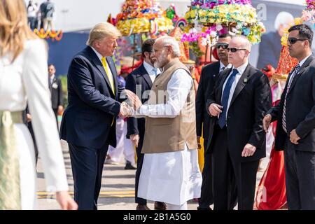 Ahmedabad, Indien. Februar 2020. US-Präsident Donald Trump wird von dem indischen Premierminister Narendra Modi begrüßt, gleich bei der Ankunft am Sardar Vallabhbhai Patel International Airport am 24. Februar 2020 in Ahmedabad, Gujarat, Indien. Kredit: Shealah Craighead/White House Foto/Alamy Live News Stockfoto