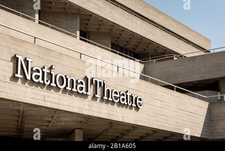 National Theatre, South Bank Center, London. Die Beschilderung und Brutalistische Architektur eines der prominentesten Veranstaltungsorte der darstellenden Künste Großbritanniens. Stockfoto