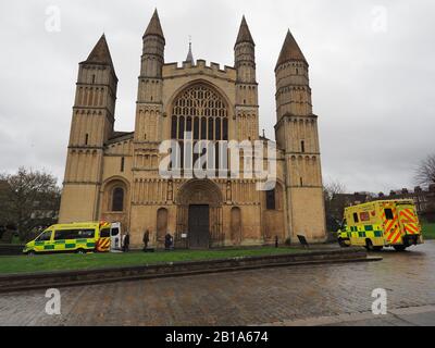 Rochester, Kent, Großbritannien. Februar 2020. Besucher der Kathedrale von Rochester in Kent wurden gebeten, die Kathedrale aufgrund eines Vorfalls zu verlassen, an dem der Krankenwagen und die Feuerwehr teilnahmen. Update: Ein Besucher musste nach dem Einklappen wieder belebt werden. Kredit: James Bell/Alamy Live News Stockfoto