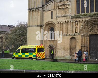 Rochester, Kent, Großbritannien. Februar 2020. Besucher der Kathedrale von Rochester in Kent wurden gebeten, die Kathedrale aufgrund eines Vorfalls zu verlassen, an dem der Krankenwagen und die Feuerwehr teilnahmen. Update: Ein Besucher musste nach dem Einklappen wieder belebt werden. Kredit: James Bell/Alamy Live News Stockfoto