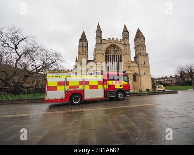 Rochester, Kent, Großbritannien. Februar 2020. Besucher der Kathedrale von Rochester in Kent wurden gebeten, die Kathedrale aufgrund eines Vorfalls zu verlassen, an dem der Krankenwagen und die Feuerwehr teilnahmen. Update: Ein Besucher musste nach dem Einklappen wieder belebt werden. Kredit: James Bell/Alamy Live News Stockfoto