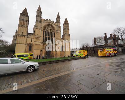 Rochester, Kent, Großbritannien. Februar 2020. Besucher der Kathedrale von Rochester in Kent wurden gebeten, die Kathedrale aufgrund eines Vorfalls zu verlassen, an dem der Krankenwagen und die Feuerwehr teilnahmen. Update: Ein Besucher musste nach dem Einklappen wieder belebt werden. Kredit: James Bell/Alamy Live News Stockfoto