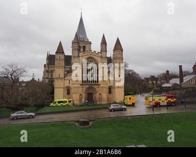 Rochester, Kent, Großbritannien. Februar 2020. Besucher der Kathedrale von Rochester in Kent wurden gebeten, die Kathedrale aufgrund eines Vorfalls zu verlassen, an dem der Krankenwagen und die Feuerwehr teilnahmen. Update: Ein Besucher musste nach dem Einklappen wieder belebt werden. Kredit: James Bell/Alamy Live News Stockfoto