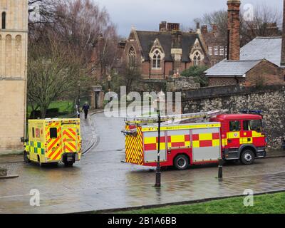 Rochester, Kent, Großbritannien. Februar 2020. Besucher der Kathedrale von Rochester in Kent wurden gebeten, die Kathedrale aufgrund eines Vorfalls zu verlassen, an dem der Krankenwagen und die Feuerwehr teilnahmen. Update: Ein Besucher musste nach dem Einklappen wieder belebt werden. Kredit: James Bell/Alamy Live News Stockfoto