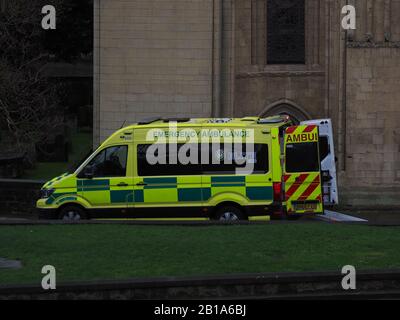 Rochester, Kent, Großbritannien. Februar 2020. Besucher der Kathedrale von Rochester in Kent wurden gebeten, die Kathedrale aufgrund eines Vorfalls zu verlassen, an dem der Krankenwagen und die Feuerwehr teilnahmen. Update: Ein Besucher musste nach dem Einklappen wieder belebt werden. Kredit: James Bell/Alamy Live News Stockfoto